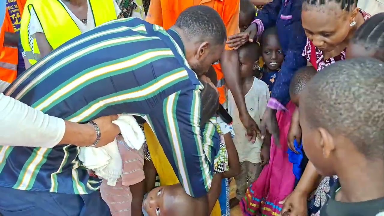 Haya maombi yalikua ya nguvu sana baba aliombea had watoto wadogo na watu wengi walifunguliwa sana 