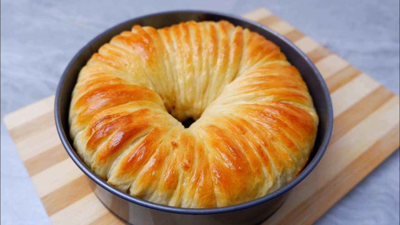 Wool Roll Bread with Cinnamon and Raisins Filling