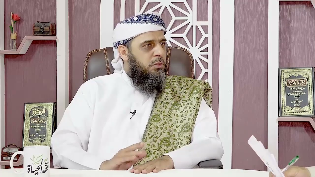 رجل يمزح مع رجل وهو في الصلاة فما حكمه؟