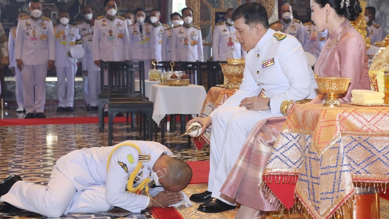 อีกครั้ง!“ท่านปีใหม่“รับพระราชทานน้ำสังข์จาก “ในหลวง“ในพิธีเปลี่ยนเครื่องทรงพระแก้วฯ