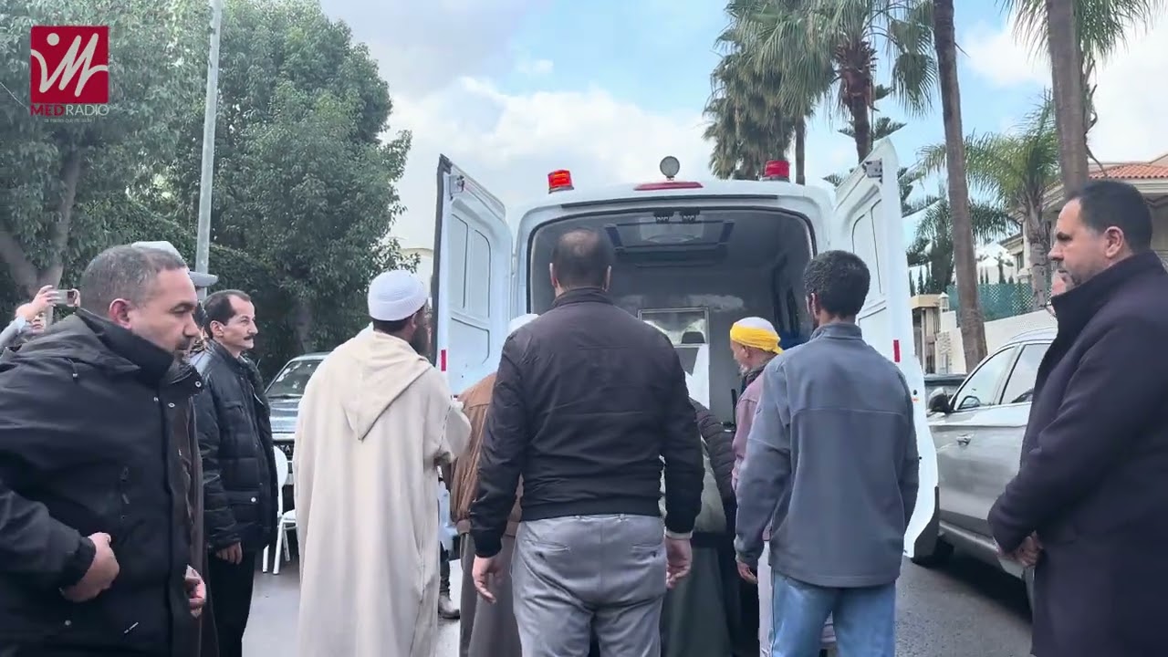 البيضاء.. لحظة وصول جثمان الفنان الراحل عبد الهادي بلخياط إلى منزله