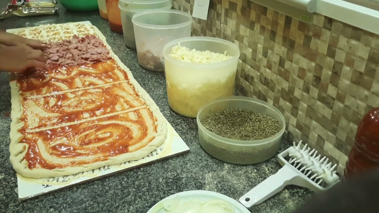 Pizza de metro abrindo a massa no rolo (passo a passo)