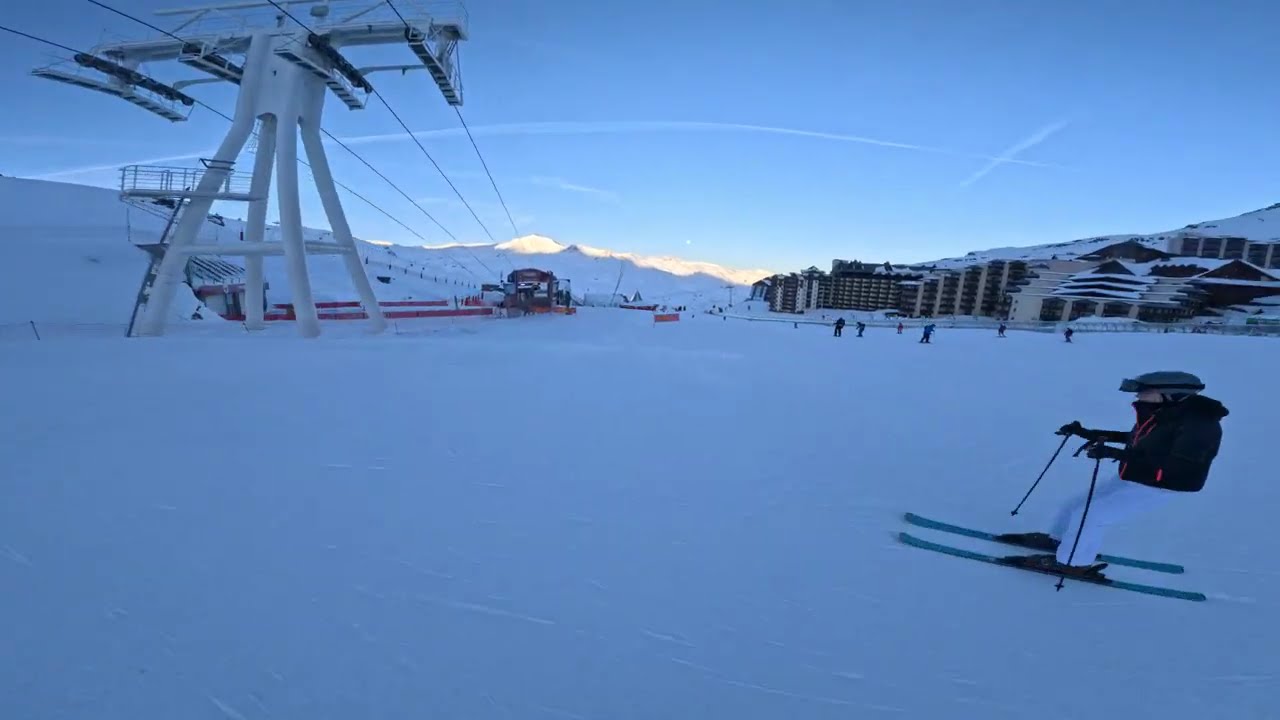 Skiing green piste to ski lift Moutiere in Val Thorens, Les 3 Vallées.