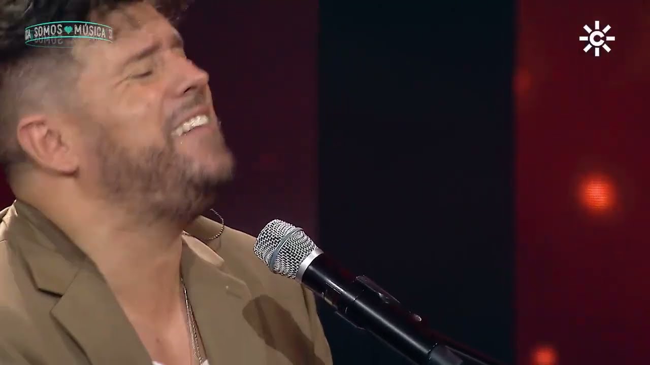 Pablo López canta 