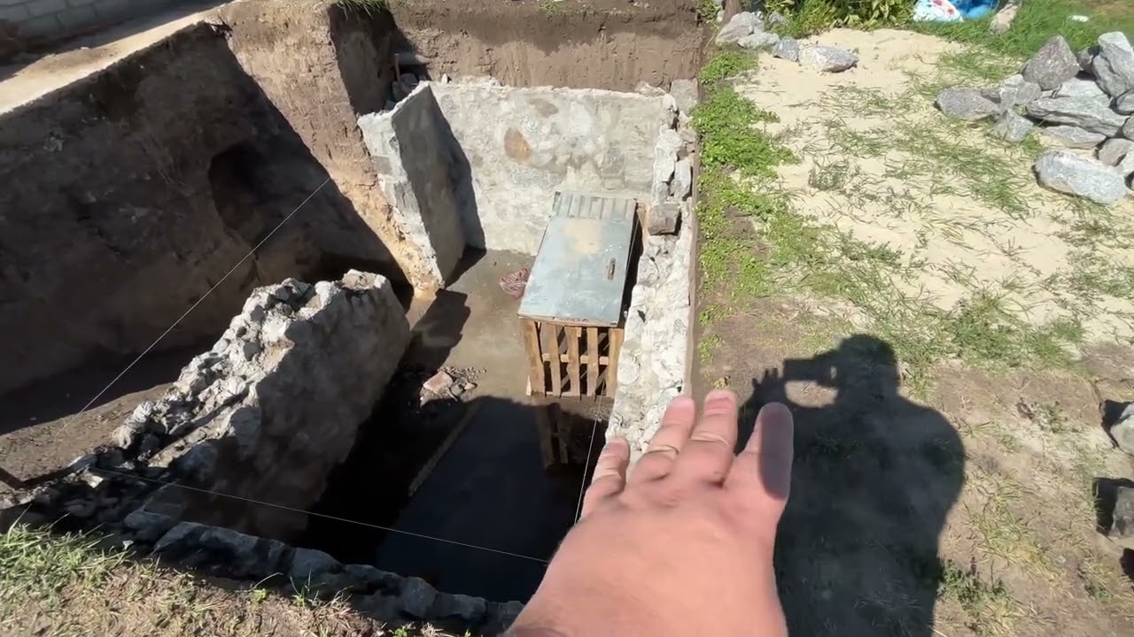 Бункер зі старого погреба. Вода уходить.