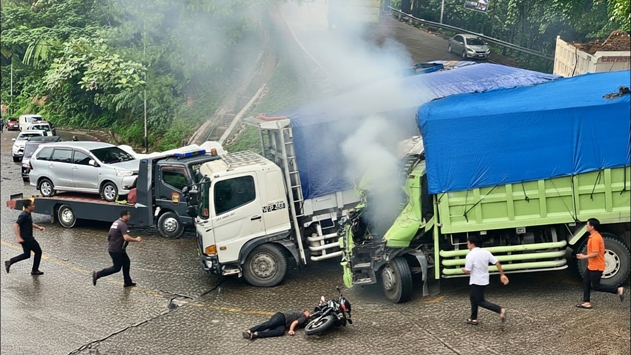 TEPAT DI DEPAN MATA !!! PKJR LANGSUNG HISTERIS, Benturan Keras K*pala Truk Hino Batubara Ringsek 