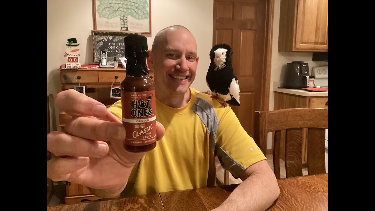 Выпиваю бутылку острого соуса Hot Ones! 🔥