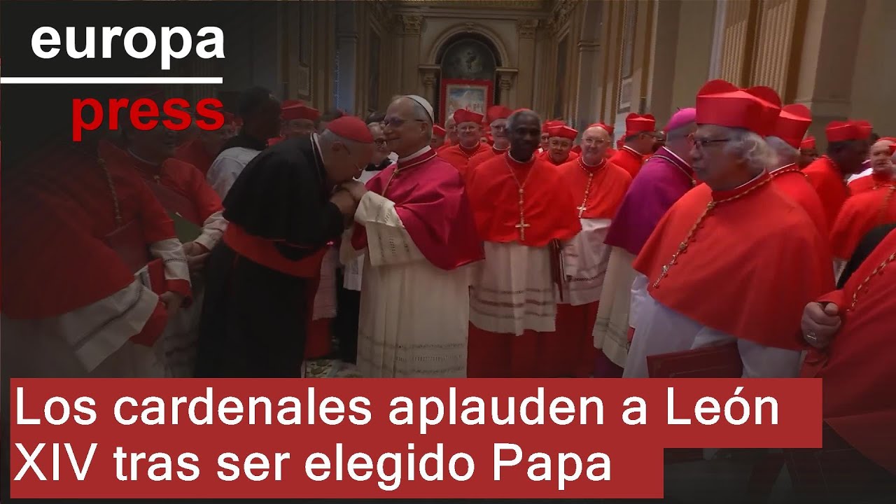 Los cardenales aplauden a Le&oacute;n XIV tras ser elegido como nuevo Papa