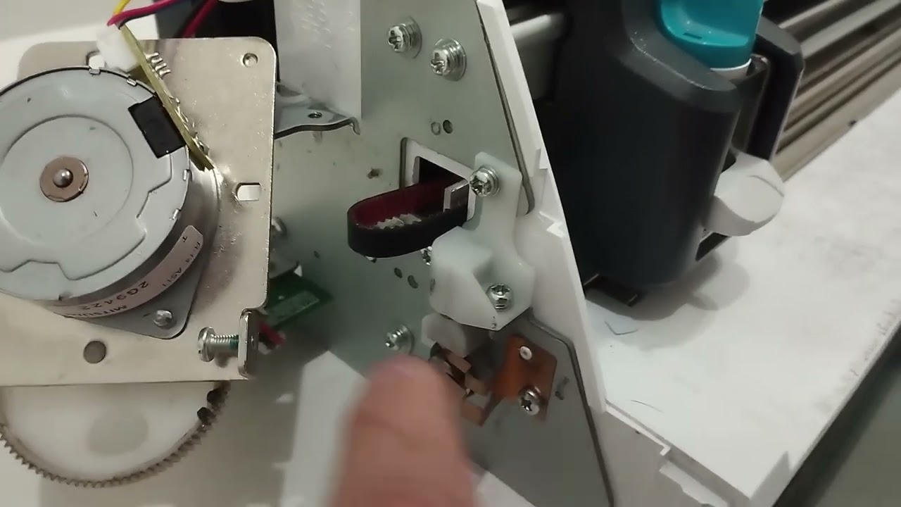 ScanNCut CM300 cortando torto. SOLUÇÃO, TROCA DO MOTOR!