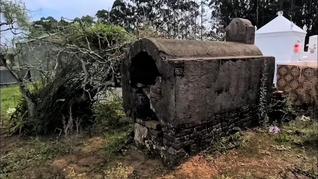 CEMITÉRIO PORTUGUÊS CHEIO DE OSSOS DOS DEFUNTOS 