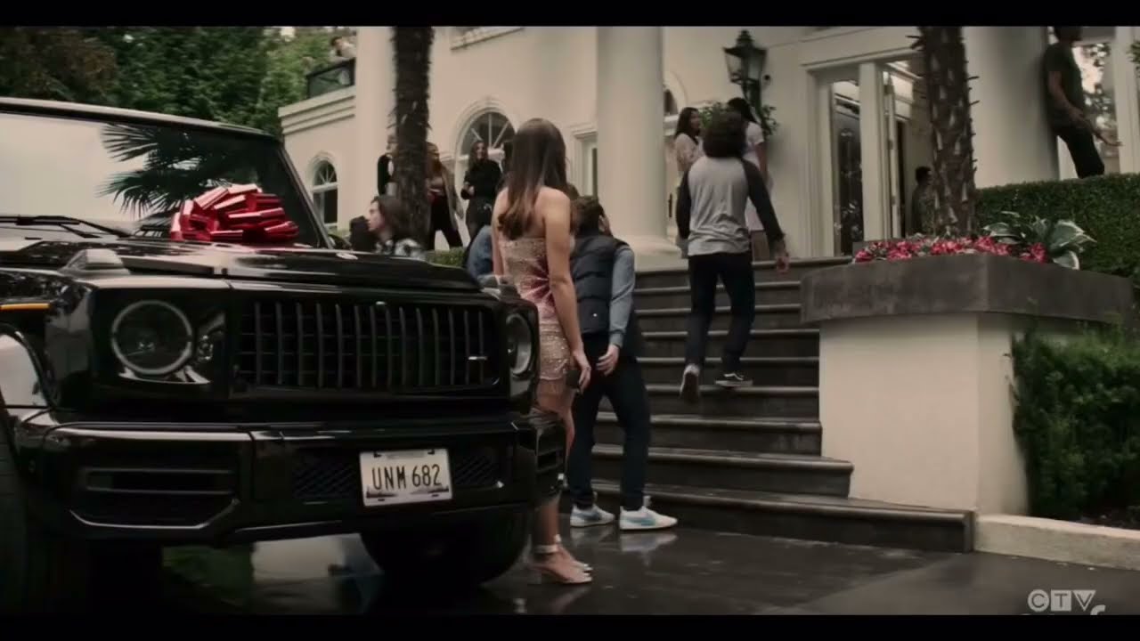 Sarah tries to wingwoman for Natalie and bumps into Jordan