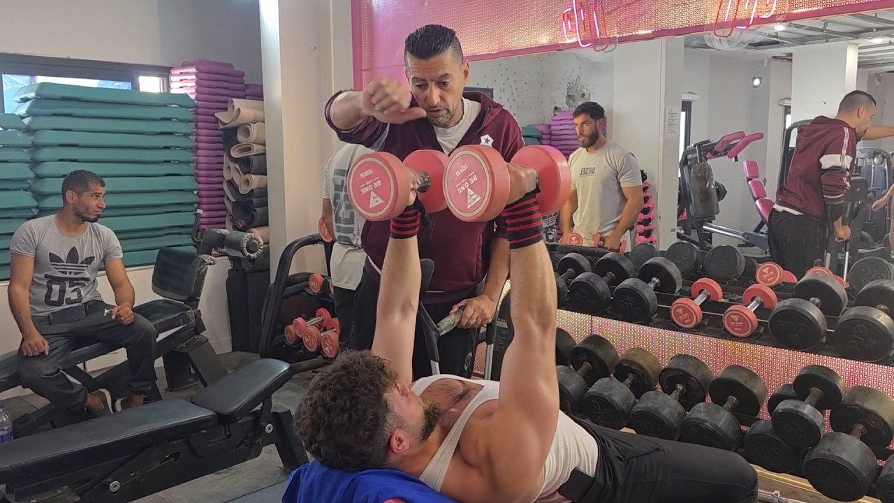محمد صقر من خان يونس يعود للتدريب الرياضي بعد بتر ساقه جراء القصف الإسرائيلي ويأمل بتركيب طرف صناعي