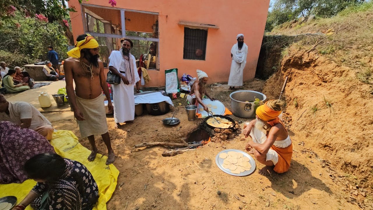  Chitrkoot के जंगल में गुप्त संतों का भंडारा !! भंडारे की खुशबू से दौड़े चले आए श्रद्धालु