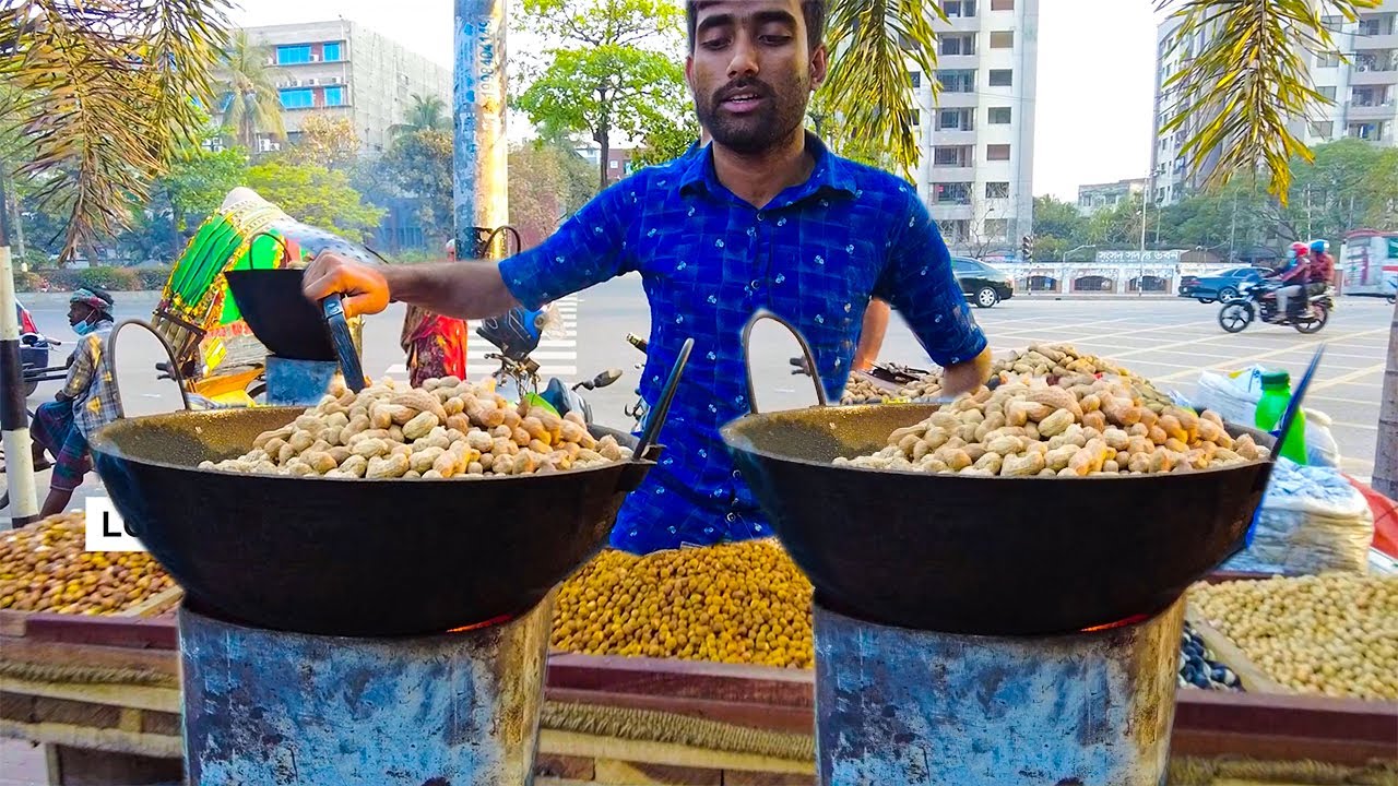 Oh No Frying Peanuts in Sand Don't Miss To Watch This Really awesome guy Roasted raw nuts with sand