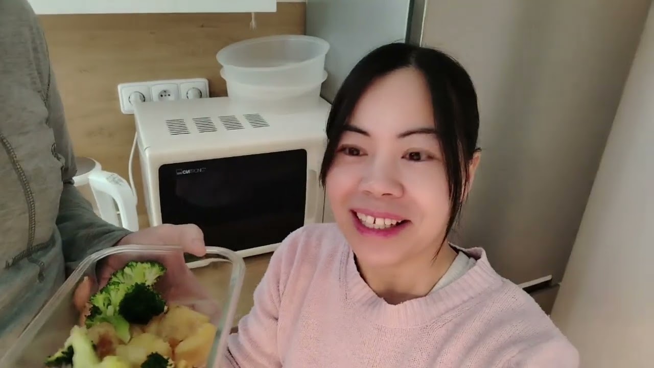 Anh ấy tiếc tiền không mua quà Valentina, và chỉ nấu thịt kho. 