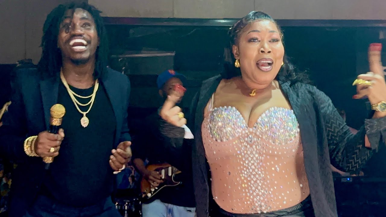 Ticket Laobé débarque et surprend Wally Seck sur scène au vogue avec sa danse qui fait vibrer la…