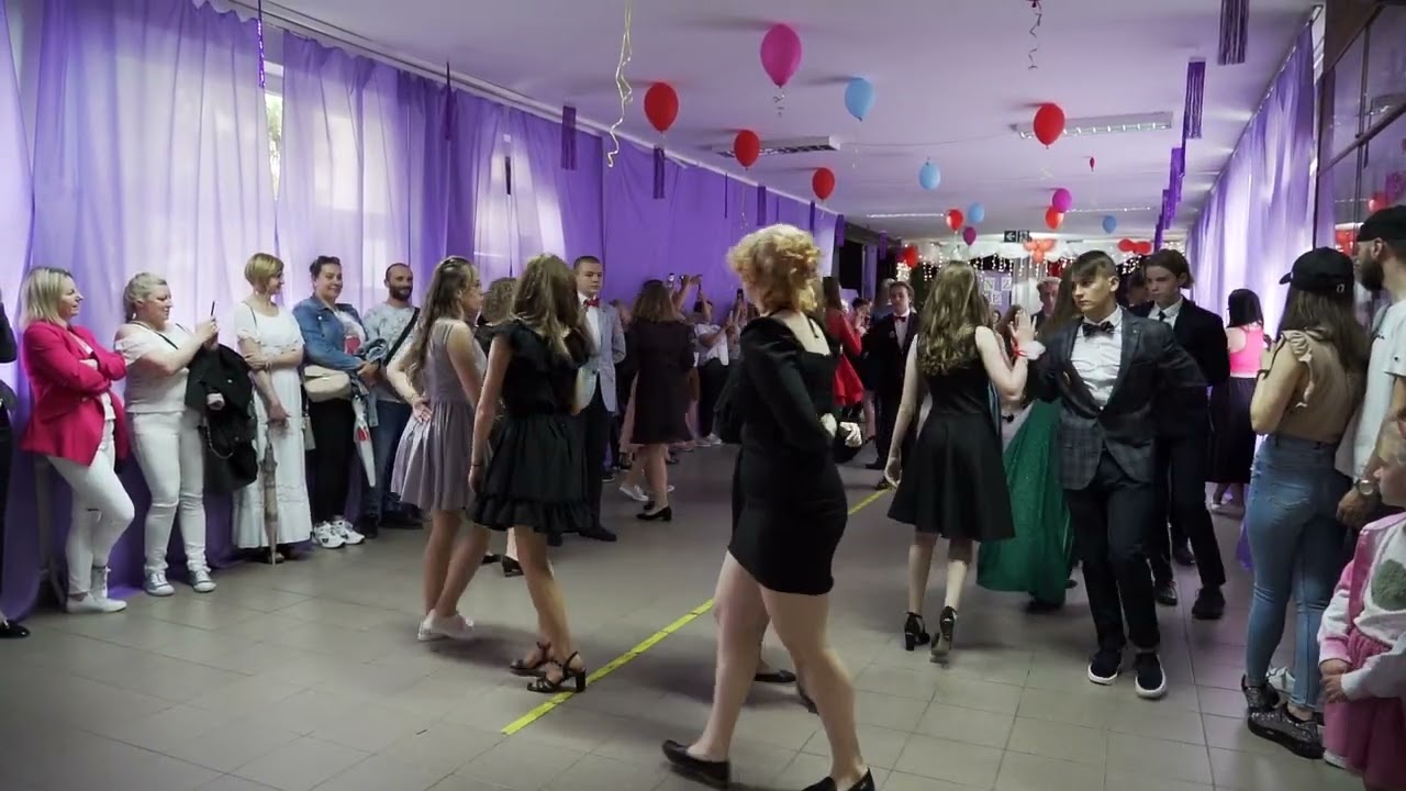 Polonez w wykonaniu ósmych klas PSP nr 4 w Świdwinie