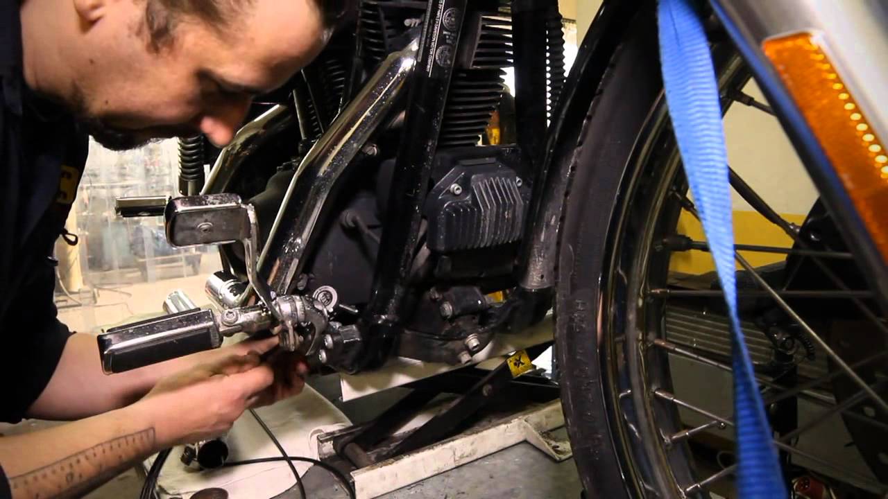 Hohmann verstellbare Auspuff presented byKern Soundcheck und Montage an Harley Street Bob