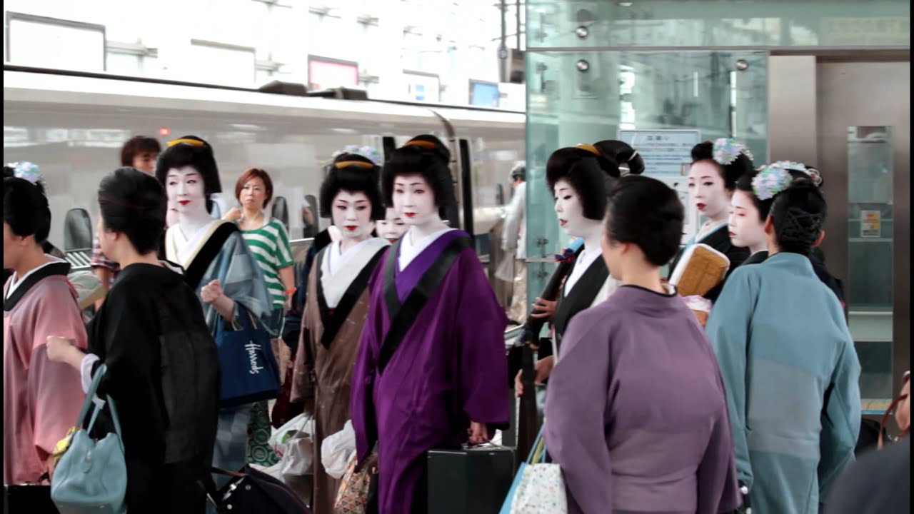 Geiko and maiko (aka geisha) at Kyoto Station (July 2011)