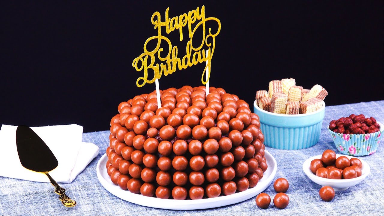 Atrae miradas con un pastel de chocolate y su crujiente cobertura
