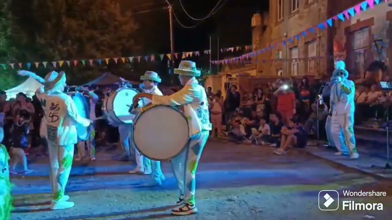 MURGA GASTANDO EL ADOQUIN PRESENTE EN EL CIERRE DEL CORSO ORGANIZADO POR CENTRO MURGA LOS SOBRINOS 