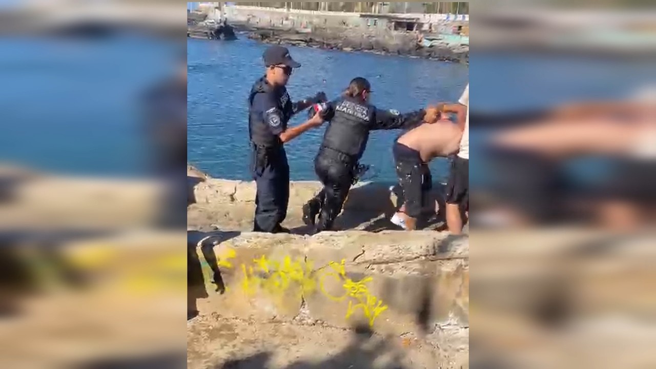 Lanzan a funcionaria naval al agua | 24 Horas - Red Valparaíso