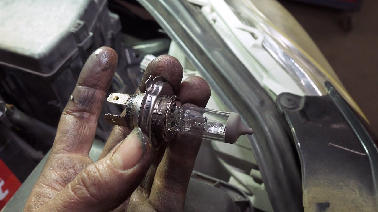 How to Replace a Headlight on a 2007 Toyota Yaris