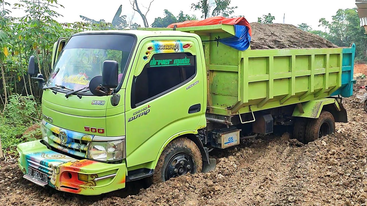 Truk Jomplang.Mobil Truk HINO DUTRO Bongkar MUATAN PASIR Full Bak Menggunung Sampai AMBLAS BERLUMPUR