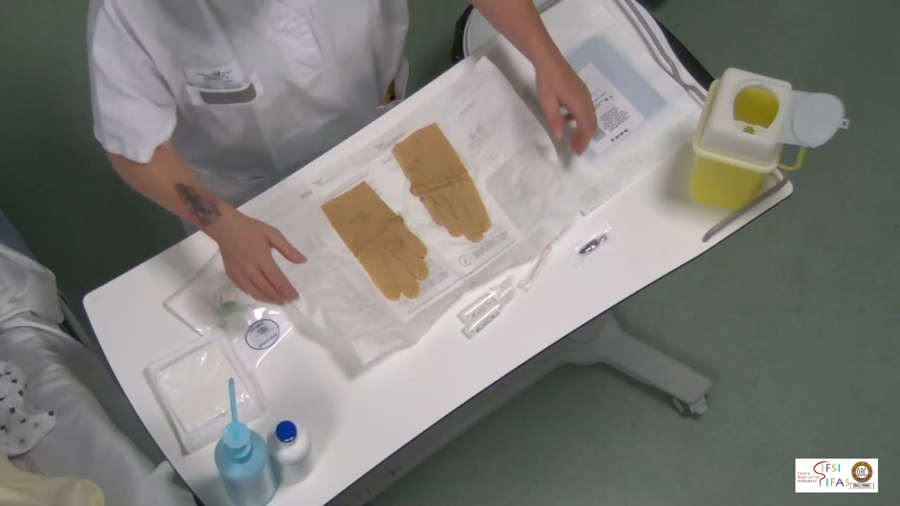 Pose d'une aiguille de Huber dans une chambre implantable