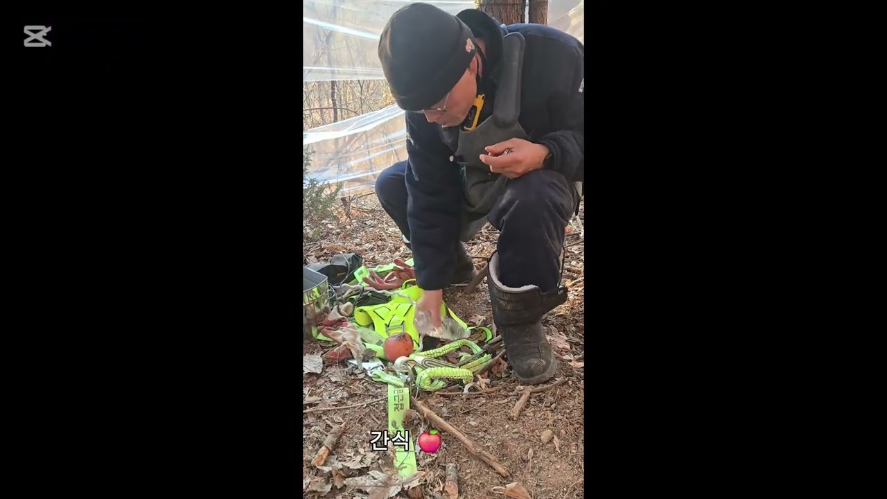 산속에서 나무위의 아지트 만들기.Building a small cabin Alone in the woods 