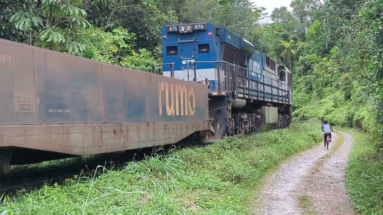 Trem de carga subindo a serra Curitiba-Paranaguá