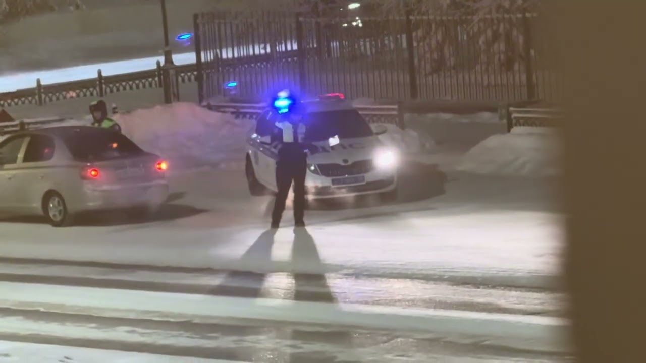 Шкода Октавия полиции ДПС с включенными маячками | Škoda Octavia traffic Police with flashing lights