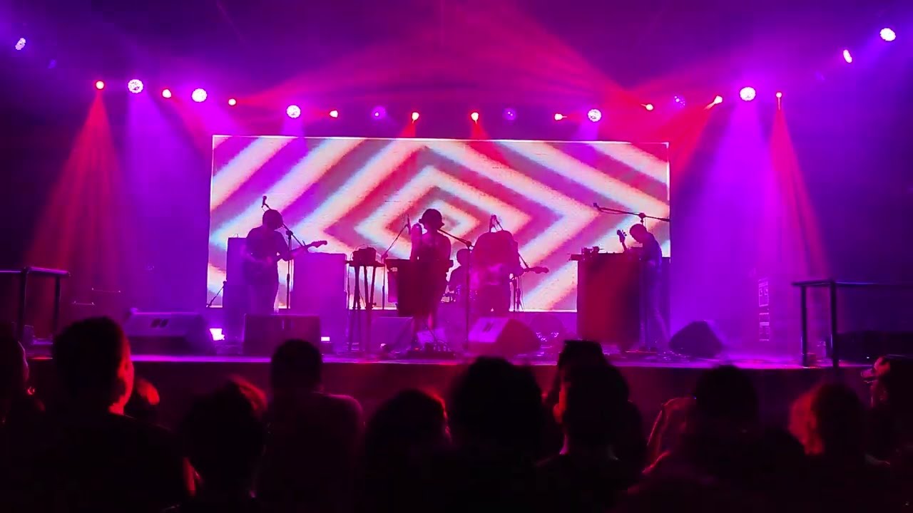 Sueño Púrpura (Drab Majesty en Lima)
