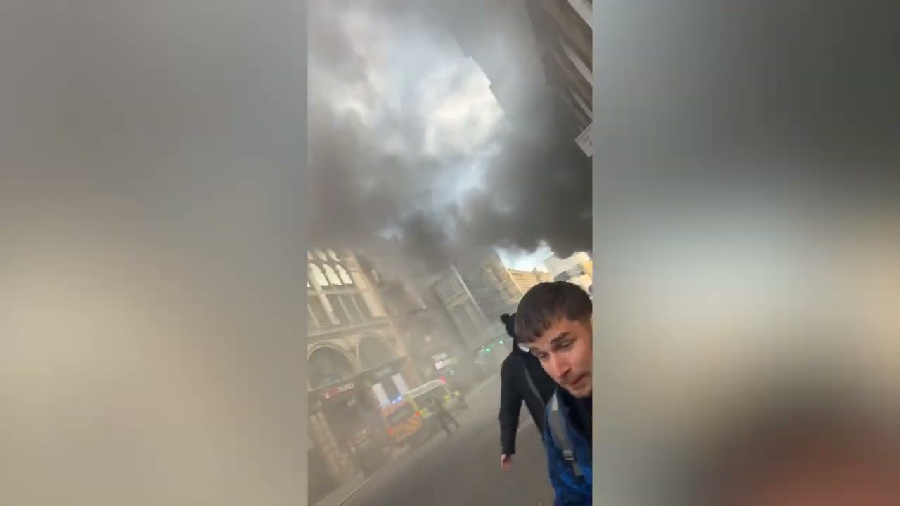 Moment heroes run into burning Glasgow vape shop to extinguish fire