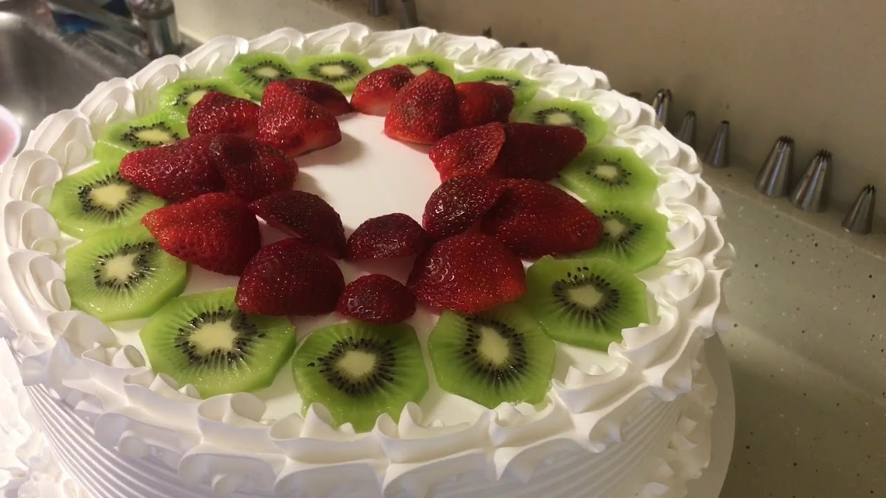 Decorando pastel con frutas...