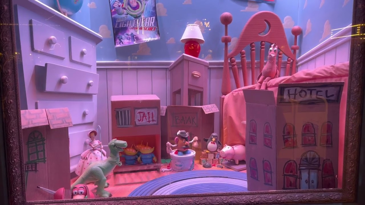 Toy Story Window Display at Disneyland Park #toystory #disney #disneyland #pixar #disneypixar #buzz