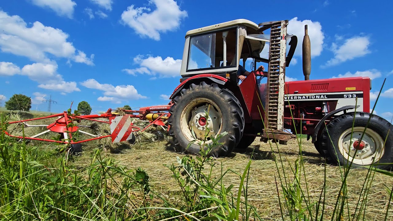 International 533 bei Heuernte 2023 mit Pöttinger HIT 54N Kreiselheuer im schönen Osterbachtal