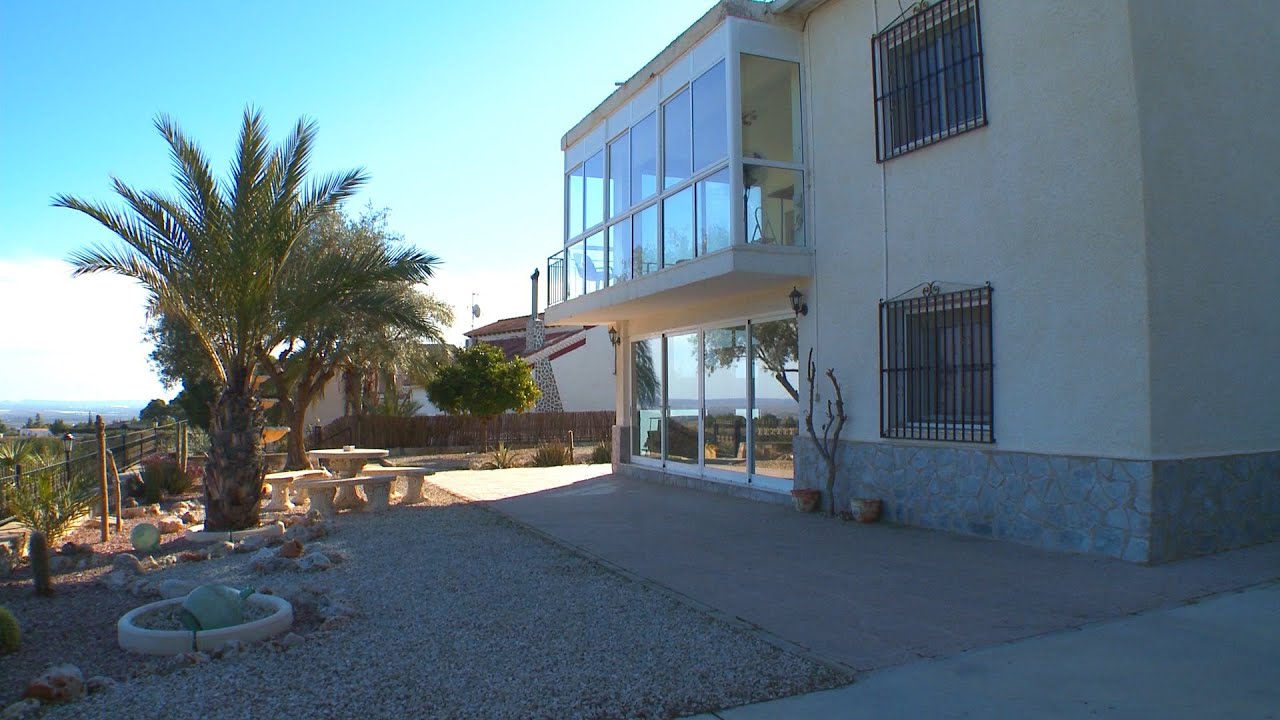 Detached country house with separate guest chalet