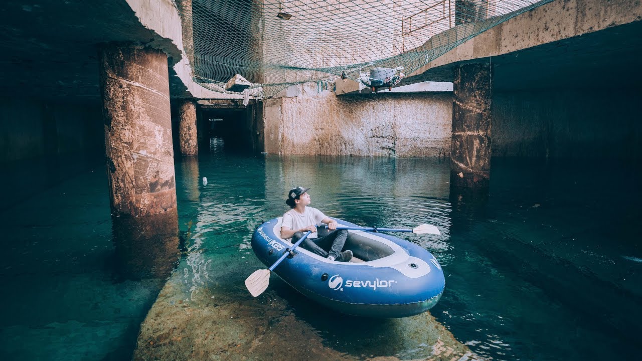 NAVEGANDO por el METRO INUNDADO de VALENCIA con una BARCA