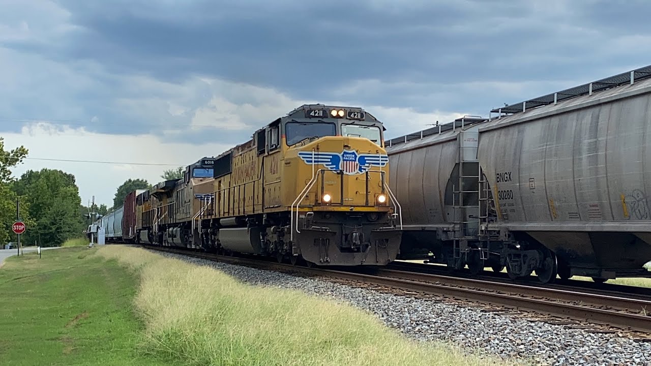 Meet alert! Between UP 7820 with awesome crew and UP 4211