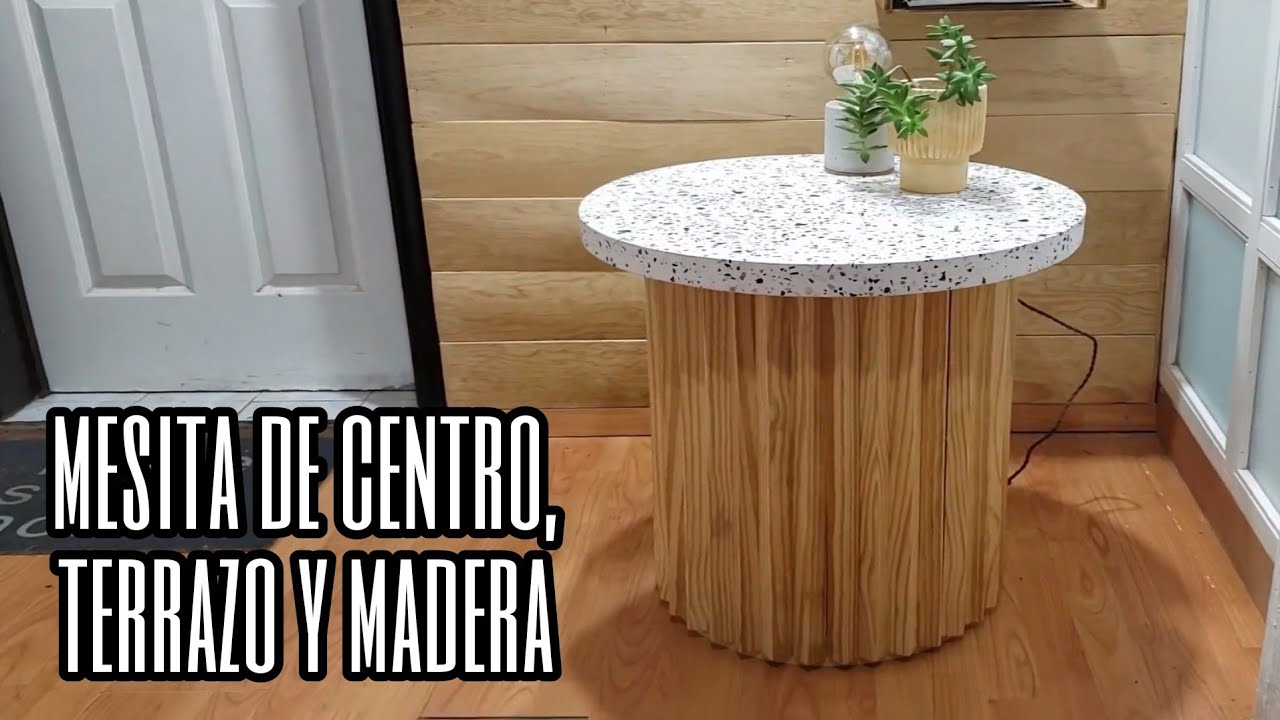 Mesita de terrazo, con base de madera