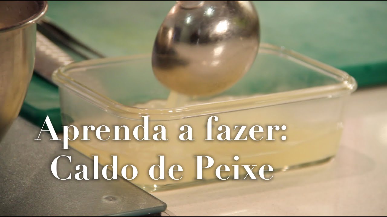 O Chef Napoleão Valente prepara um caldo claro de peixe