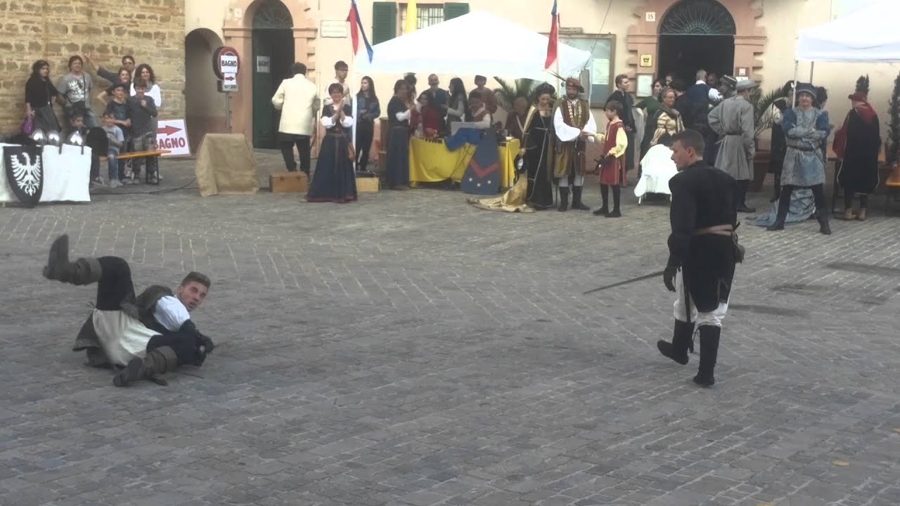 Duello di spada tra 2 giovani cavalieri a Castelbellino (03/05/2015)