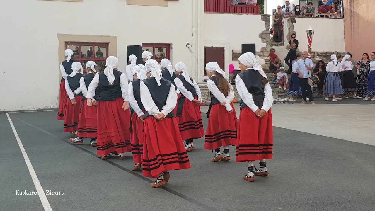 09 - Sorgin Dantza - Danses Basques du groupe Goiz Argi de Bidart Euskal Herria (Pays Basque)