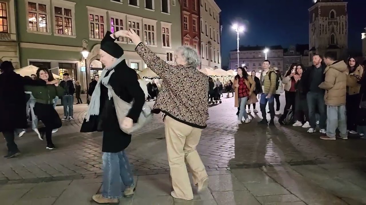 Уличный гитарист и его зрители №2