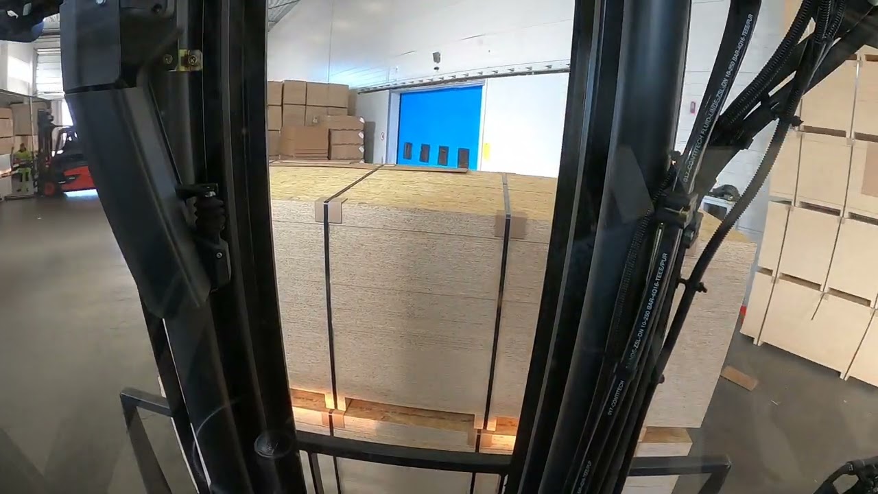 5-ton electric forklift truck POV: Unloading OSB from Germany