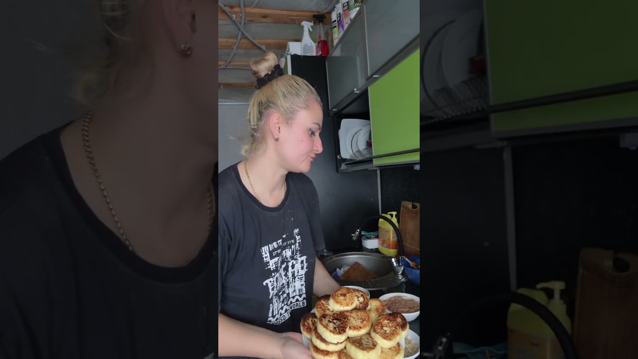 Что готовила: сырники, фрикадельки в томатном соусе, десерт, пончики, селёдка под шубой и компот. 