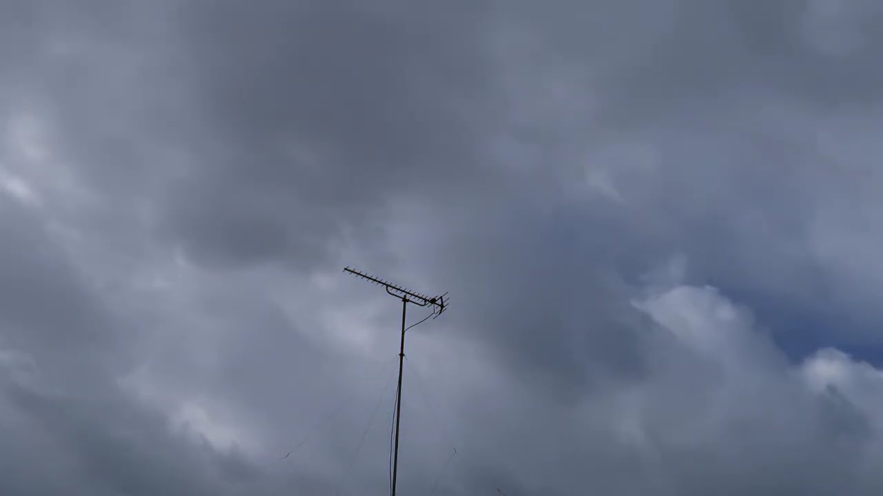 アンテナを見ながら流れる雲　やがて曇り空に