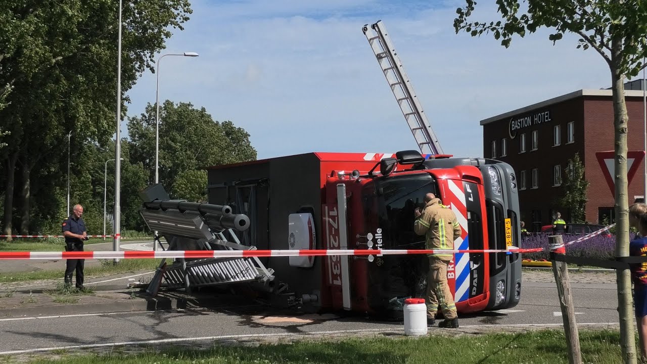Brandweer Brielle kantelt tijdens spoedrit naar melding - Grote bergingsactie van brandweervoertuig