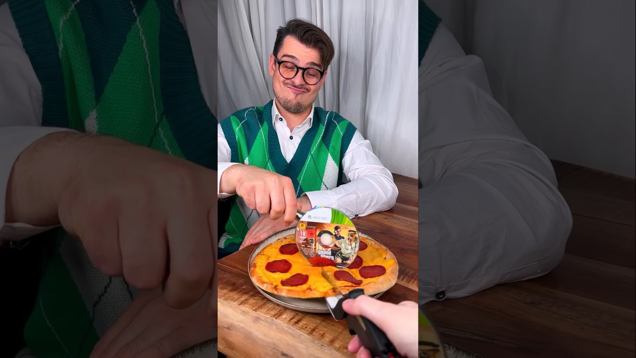How to eat PIZZA with mom and dad properly?😎❤️🍕| CHEFKOUDY
